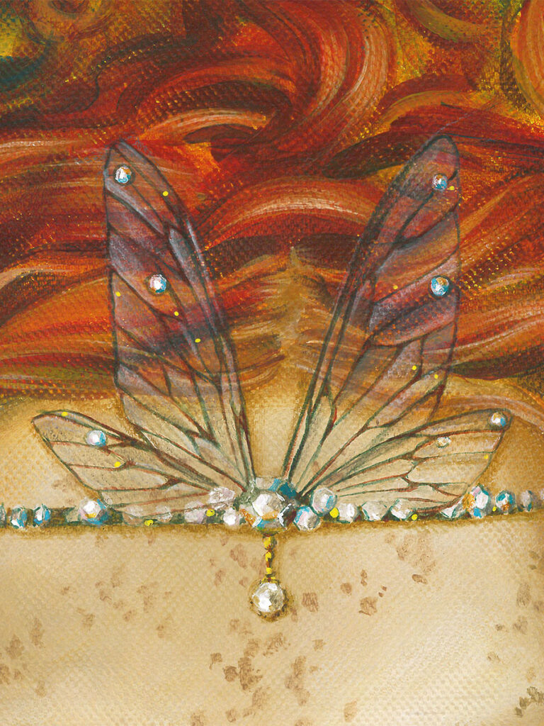 Détail du diadème de la dresseuse de libellule, petites ailes transparentes sur collier de strass. Un diamant au bout d'une petite chaine est posé sur son front à la jonction des 2 ailes.