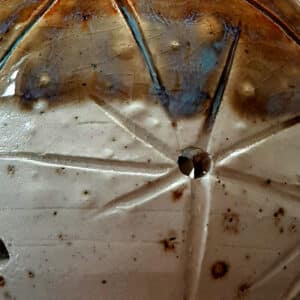 Détail. Thème sur le ciel étoilé, en terre de grés, bicolore transparent et bleu/marron. A l'intérieur se trouve une bougie chauffe-plat et au dessus, une grille permettant de déposer quelques grains de résines. Permet de parfumer un lieu, ou de le nettoyer des mauvaises énergies stagnantes.