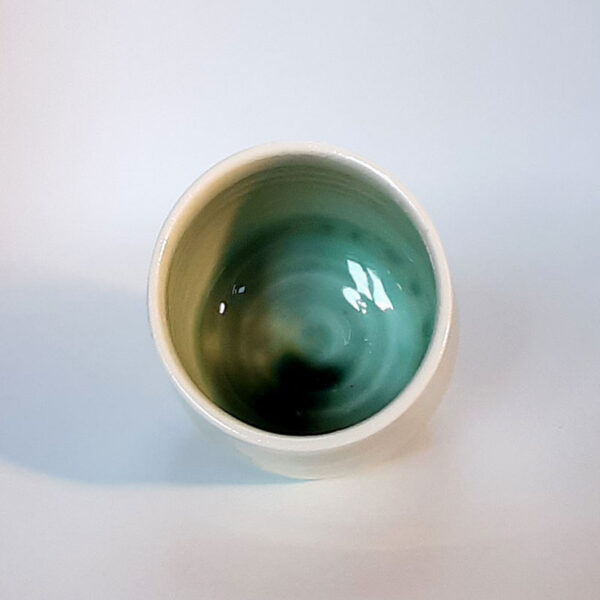 Interieur. Tasse en porcelaine avec émail naturel, ton celadon. Cuisson électrique. Pièce unique.