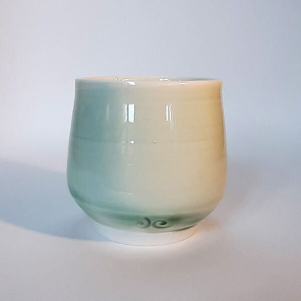 Tasse en porcelaine avec émail naturel, ton celadon. Cuisson électrique. Pièce unique.