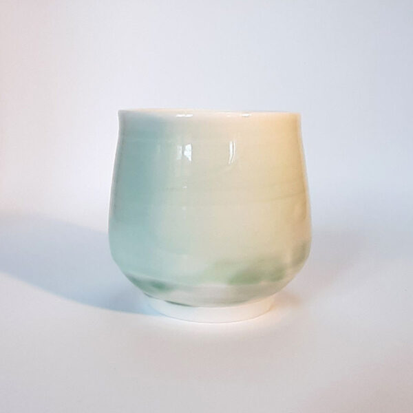 Tasse en porcelaine avec émail naturel, ton celadon. Cuisson électrique. Pièce unique.