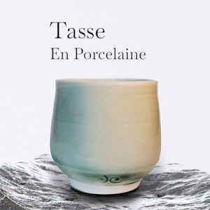 Ambiance. Tasse en porcelaine avec émail naturel, ton celadon. Cuisson électrique. Pièce unique.