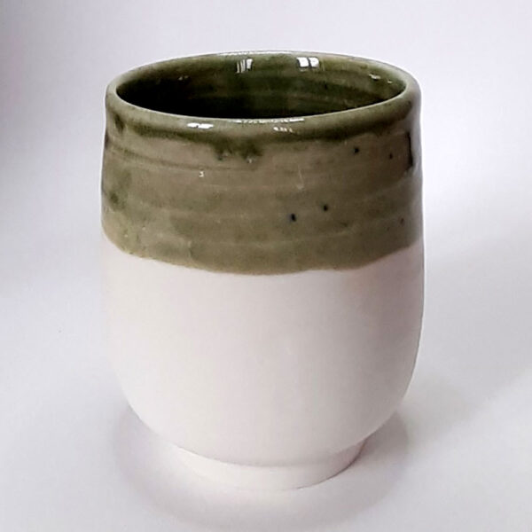 Tasse en porcelaine avec émail naturel, ton vert. Cuisson électrique. Pièce unique.