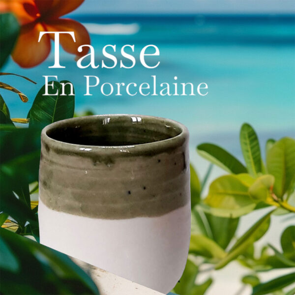 Ambiance. Tasse en porcelaine avec émail naturel, ton vert. Cuisson électrique. Pièce unique.