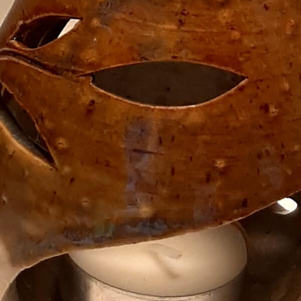 Détail. Brule-résine en terre de grés, émaillé bicolore, transparent et bleu-marron, décor de feuille. A l'intérieur se trouve une bougie chauffe-plat et au dessus, une grille permettant de déposer quelques grains de résines. Permet de parfumer un lieu, ou de le nettoyer des mauvaises énergies stagnantes.