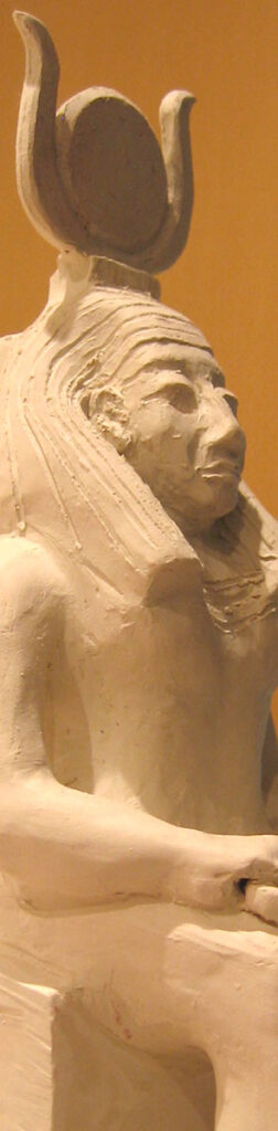 Représentation de la déesse Hathor. Sculpture réalisée en terre de grès, non cuite.