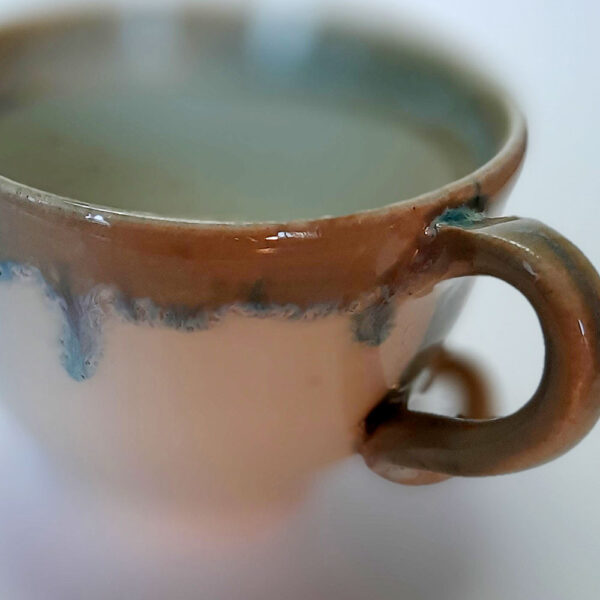 Tasses en duo, en grès blanc, cuisson électrique. Recouverte d'un émail blanc et d'un autre émail sur les bords ce qui créé une réaction chimique et nous fait découvrir un liseré comme le lichen dans des tons bleutés.