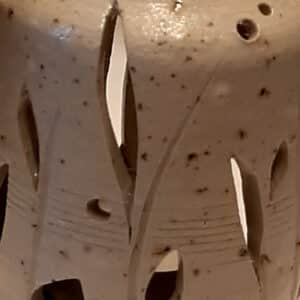 Détail. Brule-résine en terre de grés, émaillé naturel, décor de feuille. A l'intérieur se trouve une bougie chauffe-plat et au dessus, une grille permettant de déposer quelques grains de résines. Permet de parfumer un lieu, ou de le nettoyer des mauvaises énergies stagnantes.