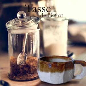 Ambiance bistrot. Tasse en grés émaillé transparent et liseré caramel au reflet bleu.