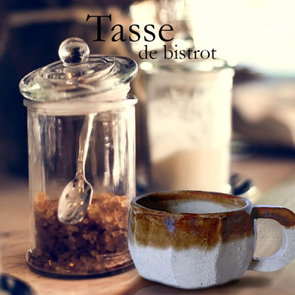 Ambiance bistrot. Tasse en grés émaillé transparent et liseré caramel au reflet bleu.