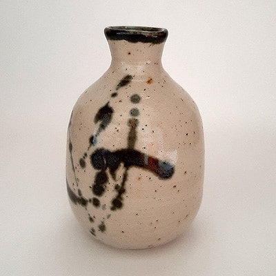 Bouteille à saké en grès émaillé. Email blanc avec décor à l'oxyde de fer.