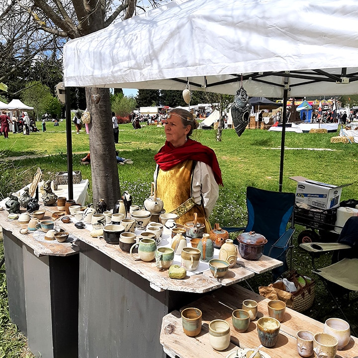 Marché médiéval, stand de céramique. 13, 14 et 15 juin 2025 à Samatan.