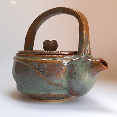 Théière en grés émaillé avec anse en grès. De 2 couleurs bleu et marron avec effet de matière.