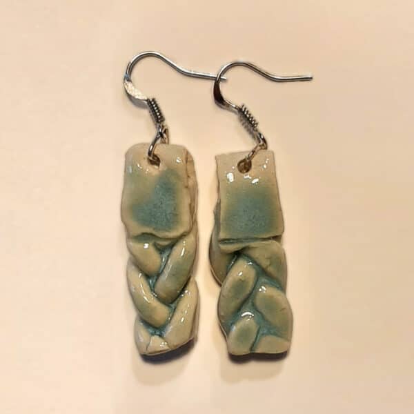 Paire de boucles d'oreilles en forme de tresse en grés émaillé. Monture métal argenté.