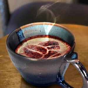 Tasse à café en grés émaillé de la collection "Eclipse". Mélange de deux émaux qui offre la 3e couleur.