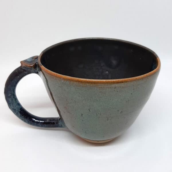 Tasse à café en grés émaillé de la collection "Eclipse". Mélange de deux émaux qui offre la 3e couleur.