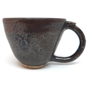 Tasse à café en grés émaillé de la collection "Eclipse". Mélange de deux émaux qui offre la 3e couleur. Face noir goutte d'huile.
