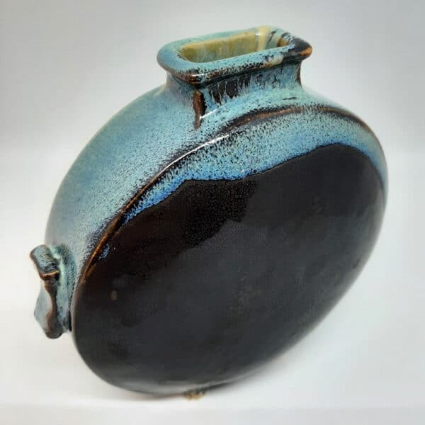 Vue face noire de dessus. Dans la collection des "Elégantes", vase en grés émaillé Eclipse. Céramique aux 2 couleurs turquoise et noir avec effet de matière.