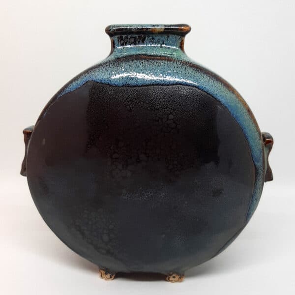 Vue face noire. Dans la collection des "Elégantes", vase en grés émaillé Eclipse. Céramique aux 2 couleurs turquoise et noir avec effet de matière.