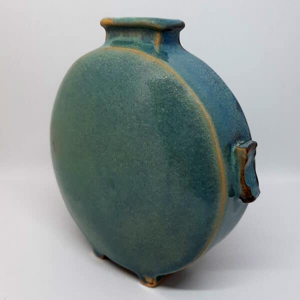 Vue face turquoise. Dans la collection des "Elégantes", vase en grés émaillé Eclipse. Céramique aux 2 couleurs turquoise et noir avec effet de matière.