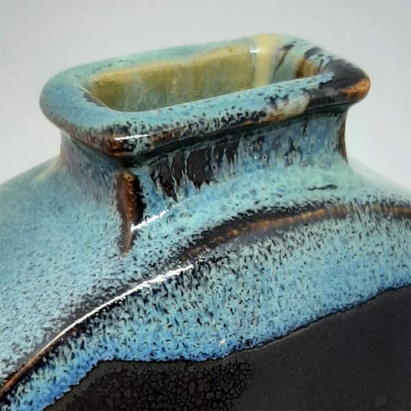 Détail du goulot vue de dessus. Dans la collection des "Elégantes", vase en grés émaillé Eclipse. Céramique aux 2 couleurs turquoise et noir avec effet de matière.