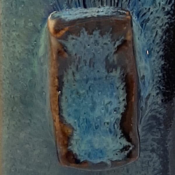 Détail d'une des poignées. Dans la collection des "Elégantes", vase en grés émaillé Eclipse. Céramique aux 2 couleurs turquoise et noir avec effet de matière.