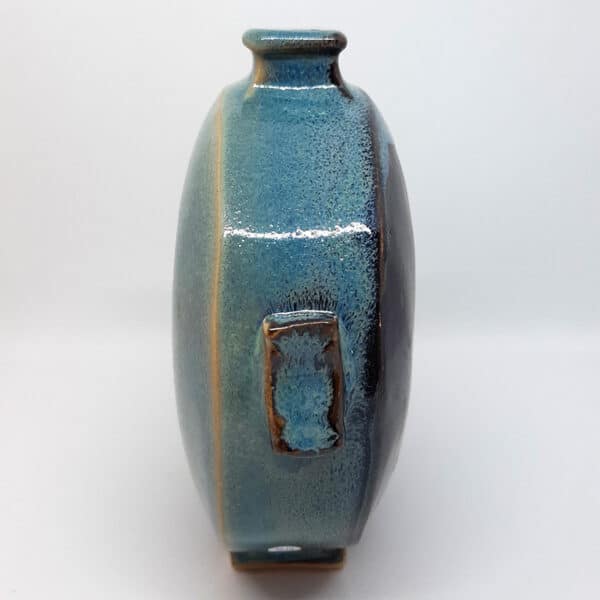 Vue de profil turquoise. Dans la collection des "Elégantes", vase en grés émaillé Eclipse. Céramique aux 2 couleurs turquoise et noir avec effet de matière.