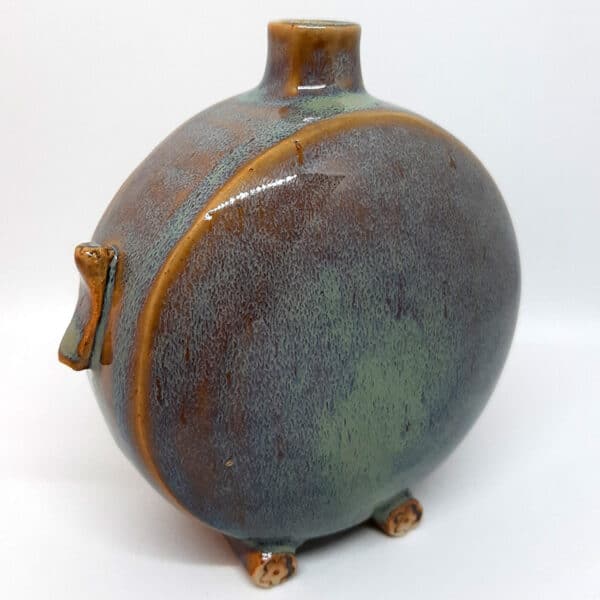 Vue arrière. Dans la collection des "Elégantes", vase en grés émaillé Azurite. Céramique aux 2 couleurs bleu et marron sur l'arrière, au dos et côté avec effet de matière.