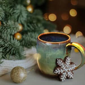 Mug avec anse en grés émaillé Azurite. De 2 couleurs bleu et marron avec effet de matière. Parfait pour les soirées d'hiver devant la cheminée ou dans son canapé.