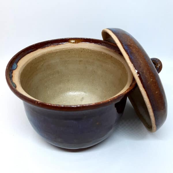Pot à riz en grés émaillé Azurite avec couvercle en grès. Céramique aux 2 couleurs bleu et marron avec effet de matière. Fond recouvert d'un émail satiné.