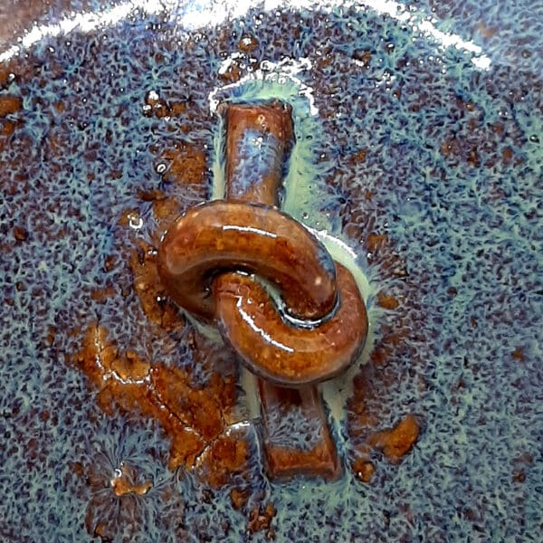 Détail du couvercle du pot à riz en grés émaillé Azurite avec couvercle en grès. Céramique aux 2 couleurs bleu et marron avec effet de matière.
