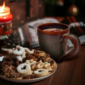Mug avec anse en grés émaillé Azurite. De 2 couleurs bleu et marron avec effet de matière. Parfait pour les soirées d'hiver devant la cheminée ou dans son canapé. Ambiance de Noël.