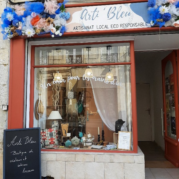 Présentation de la boutique ArtivBleu, boutique d'artisans d'art à Lectoure. Façade du 63 rue Nationale.