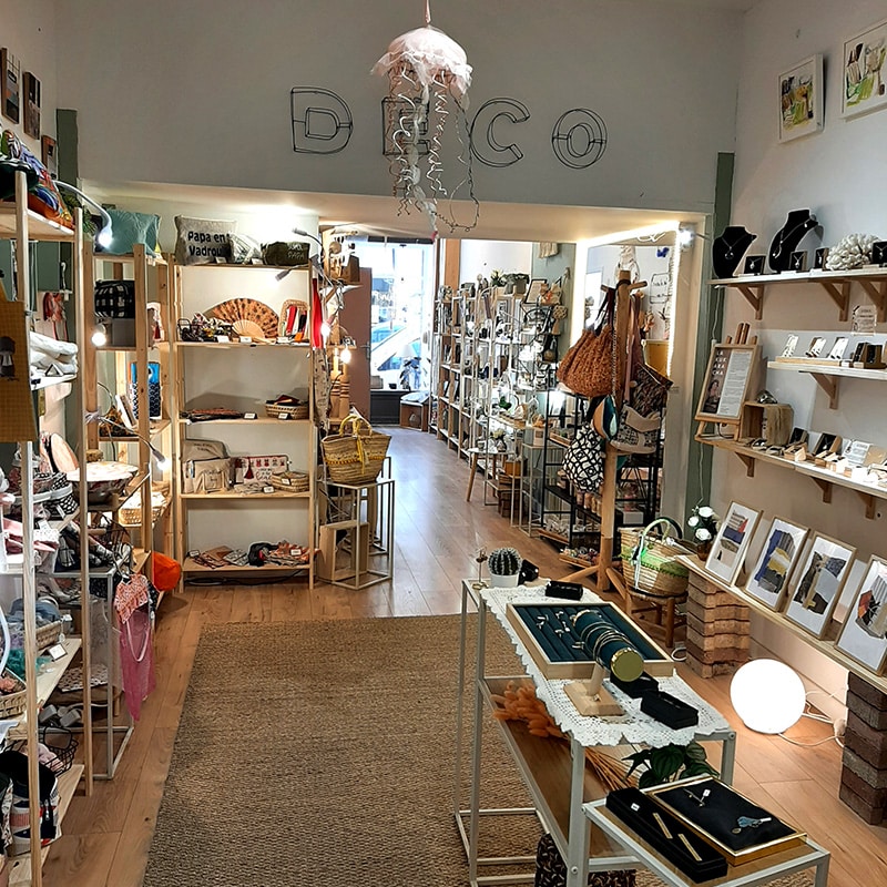 Intérieur de la boutique Arti Bleu à Lectoure, 63 rue Nationale. Présentation de plusieurs artisans, vue d'ensemble.