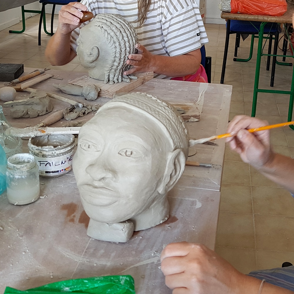 Réalisation sur le portrait, modelage en grès au cours d'un stage. 