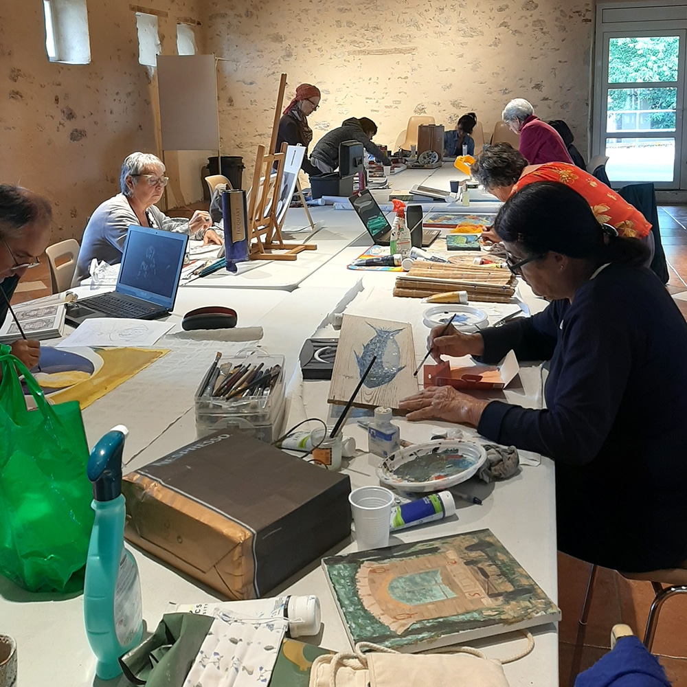 Cours dispensé à Monbrun dans le Gers. Groupe d'élève en pleine recherche picturale. Chacun travaille sur unthème différent.
