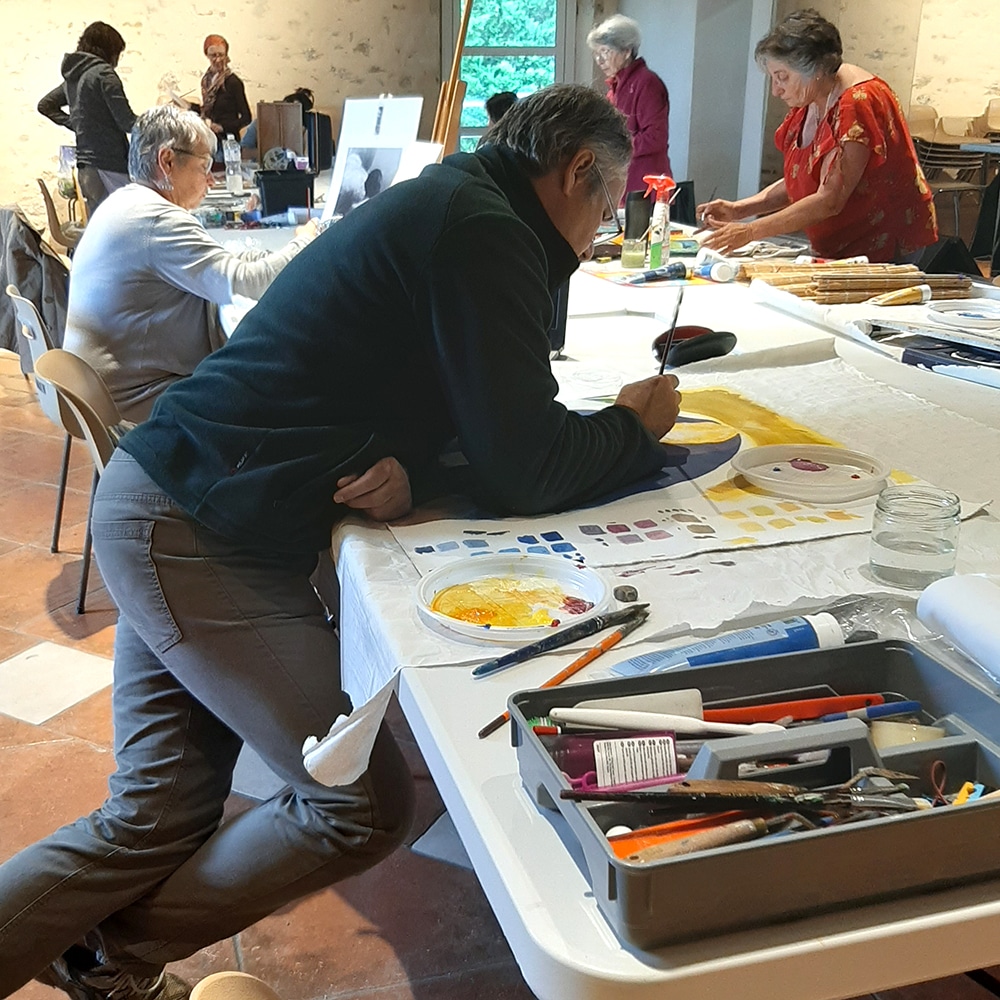 Cours dispensé à Monbrun dans le Gers. Groupe d'élève en pleine recherche picturale. Chacun travaille sur un thème différent. Au préalable des recherches de couleurs sont nécessaires.