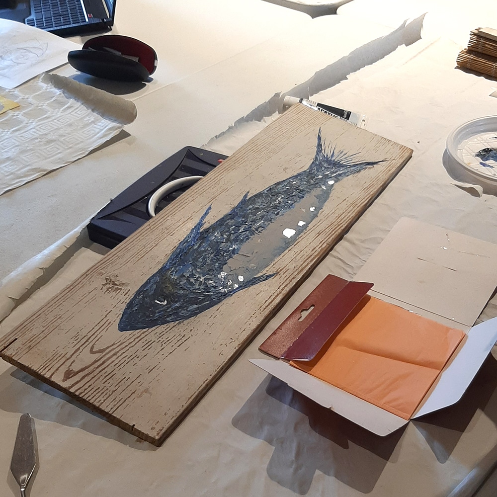 Cours dispensé à Monbrun dans le Gers. Sur le thème du poisson. Travail réalisé à l'acrylique sur planche en bois, au couteau et à la feuille d'argent.