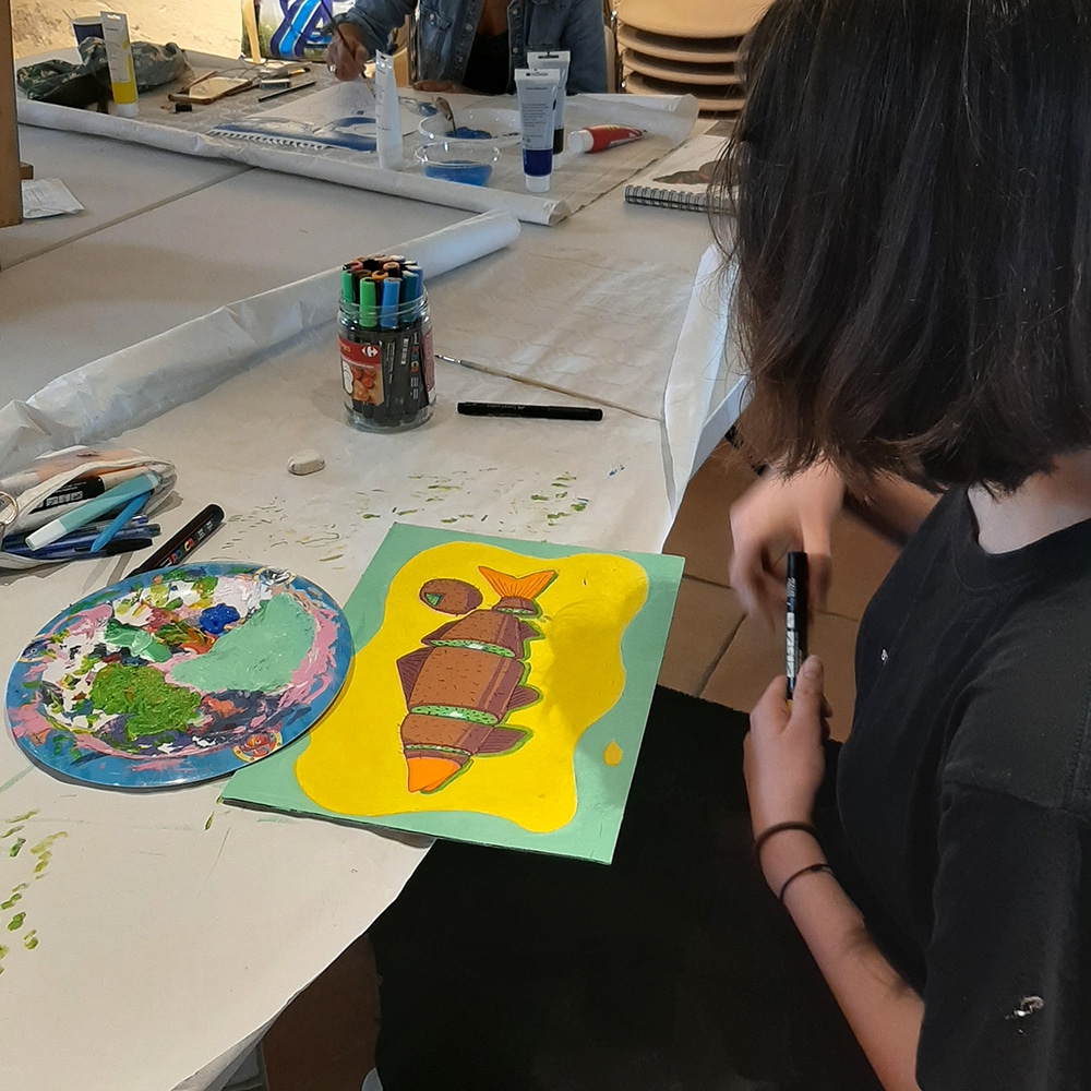 Cours dispensé à Monbrun dans le Gers. Sur le thème du poisson. Travail réalisé avec des Poskas sur planche en bois. Un élément a été rajouté au poisson, le kiwi...